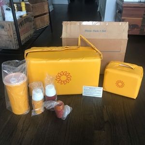 1982 vintage Tupperware picnic set